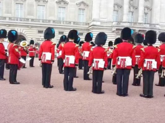 Surpriză la schimbarea Gărzii Regale de la Buckingham
